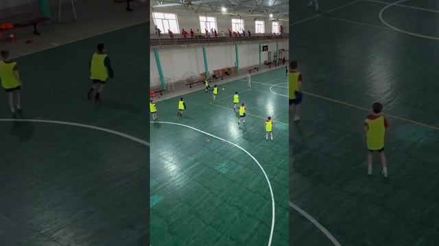 Выспались и сразу с улыбкой на работу ⚽️ #ростов #ростовнадону #футбол #дети #академия #зима смотреть онлайн