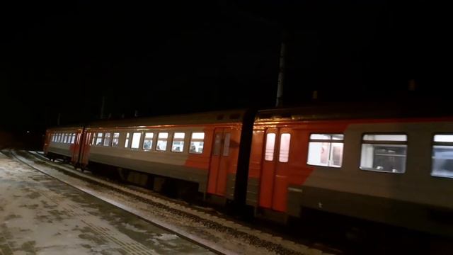 "Встреча двух Эрок!" Электропоезд ЭР9МК-576 с сообщением Надеждинская-Владивосток и ЭР9МК-578 смотреть онлайн