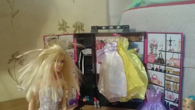 Видео для девочек. Барби собирается в кино. Какое платье выберет Барби. смотреть онлайн