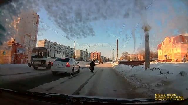 20170207 - В Сызрани машина чуть не сбила пенсионерку, переходящую дорогу вне «зебры» смотреть онлайн
