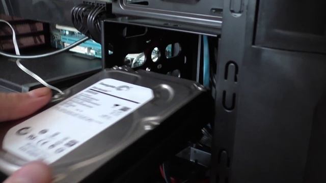 Способы безвинтового крепления HDD в корпусе Cyborg X смотреть онлайн