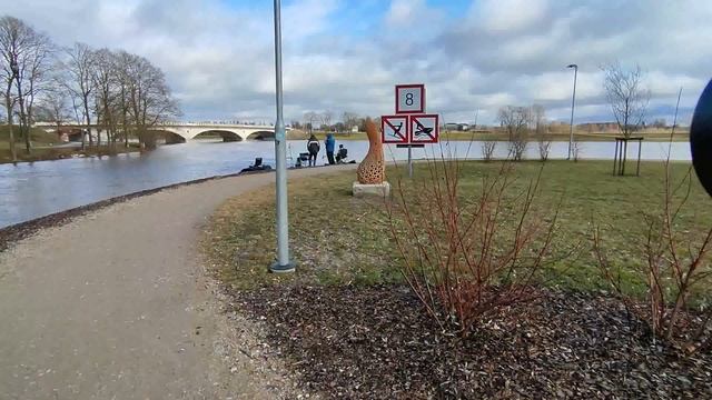 На реке Лиелупе лёд сошёл . Вода поднялась . Рыбаки ловят рыбу с берега . Гуляем по острову . смотреть онлайн