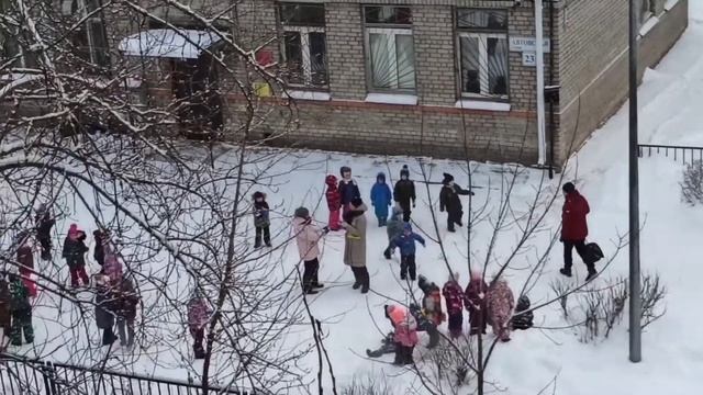 Моя бабуля учит меня шить на швейной машинке. Праздник у Алёши в садике. Мы нарядили ёлку. смотреть онлайн