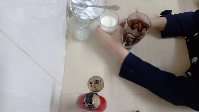 JINSI YA KUTENGENEZA MILKSHAKE NYUMBANI(OREO AND KITKAT SHAKE) COLLABORATION. смотреть онлайн