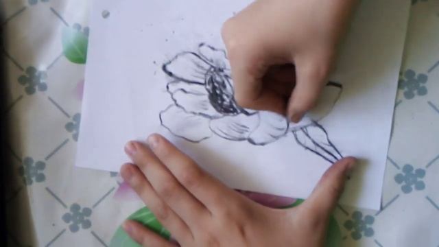 Рисую углём цветок{3} смотреть онлайн