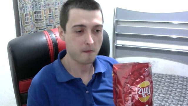 Мужик ест чипсы