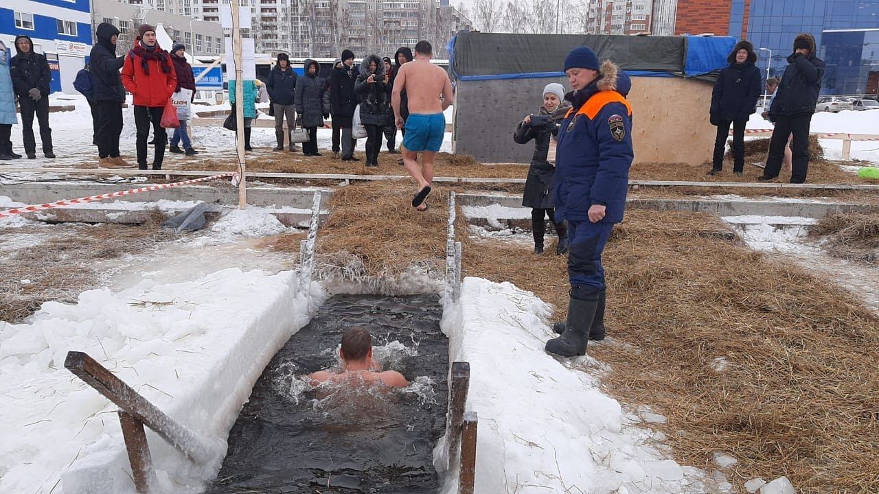 Крещенские купания в Свердловской oбласти проходят без происшествий смотреть онлайн
