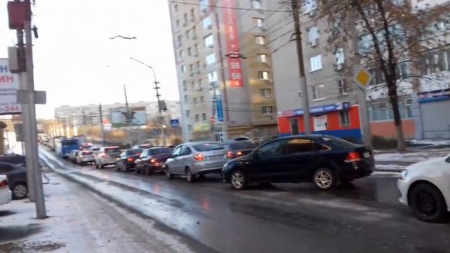 На мосту Саратов — Энгельс столкнулись две машины: образовались огромные пробки смотреть онлайн