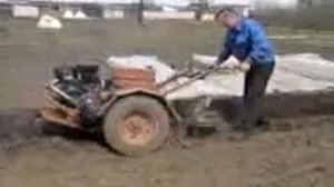 Самодельный  мотоблок с двигателем от инвалидки пахота