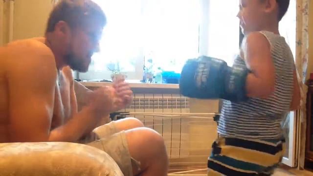 СЫН БОКСЁР БЬЁТ ОТЦА смотреть онлайн