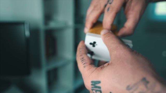 How to MASTER the perfect shuffle! // Faro shuffle & Magic trick tutorial смотреть онлайн