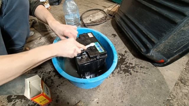 Как мыть кислотный аккумулятор. Можно ли мыть аккумулятор. Пример как можно помыть автомобильный ак смотреть онлайн