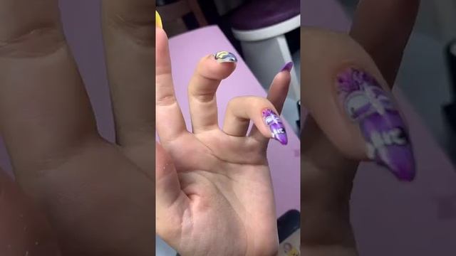 Как нарисовать миньона на ногтях? Миньоны ногти маникюр рисунки на ногтях осень дизайн ногтей смотреть онлайн