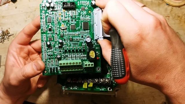 Обзор со вскрытием повышающего частотника на 5.5КВт смотреть онлайн