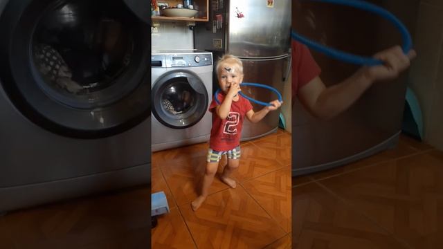 смышленная мамочка заклеяла шишку на лбу химической переводкой от жвачки ? смотреть онлайн