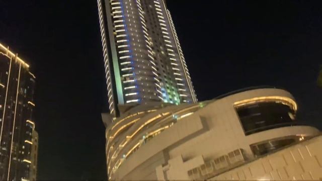 ДУБАЙ ПЕРЕГРУЖЕННЫЙ. НА ШОУ ФОНТАНОВ В НОВОГОДНЕМ DUBAI MALL. смотреть онлайн
