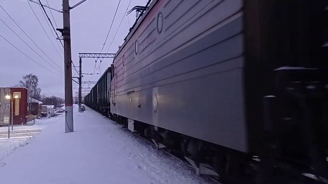 ЭП20-077 с доп. поездом Москва - Великий Устюг, ВЛ11.8-736/818 с грузовым поездом, ТЭП70БС с поездо смотреть онлайн