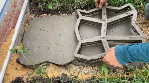 Заливаю дорожку на даче при помощи форм, купленных за 300 рублей. Тротуарная плитка своими руками.