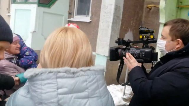 Многодетной матери меценат подарил машину! смотреть онлайн