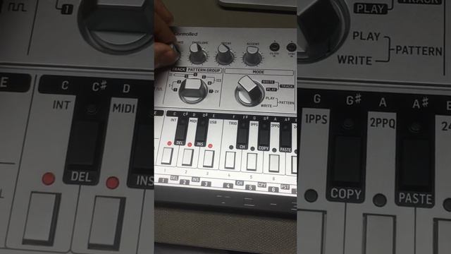Behringer TD-3 (w/ roland tb-303 mod) review смотреть онлайн