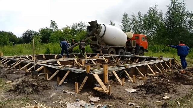 Заливаем бетон в опалубку для ленточного фундамента под каркасный дом смотреть онлайн