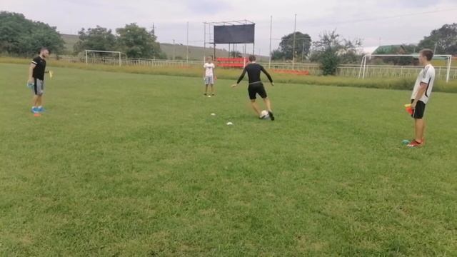 Тренировка на передачу мяча,с развитие быстрого мышления за счет фишек по цвету! смотреть онлайн