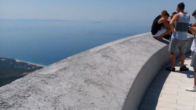 Албания. Ла Гора. Смотровая площадка высоко над морем. смотреть онлайн