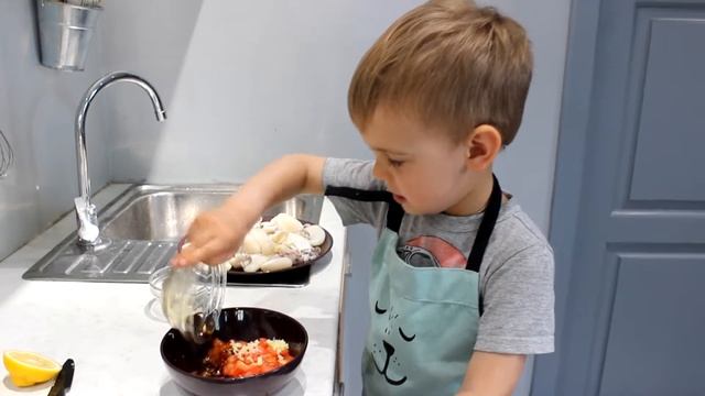 Маленький шеф готовит каракатицы гриль. смотреть онлайн