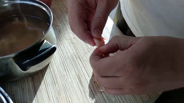 Кухня без гламура или как мужику не сдохнуть в командировке. Как быстро чистить креветки. смотреть онлайн