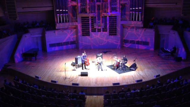 Dave Holland trio (Kevin Eubanks on guitar) in Svetlanovskiy hall, Moscow, 01/03/2014 смотреть онлайн