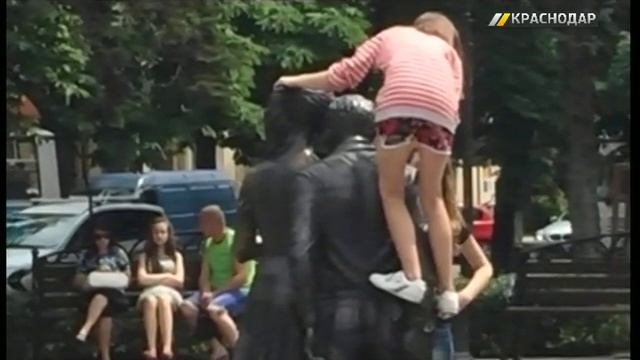 В соцсетях обсуждают поступок краснодарки, «оседлавшей» памятник ради фото смотреть онлайн