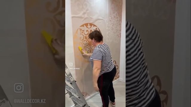ПРОЦЕСС МОНТАЖА ОБОЕВ ОТ КОМАНДЫ WALLDECOR ? (Включите субтитры)
