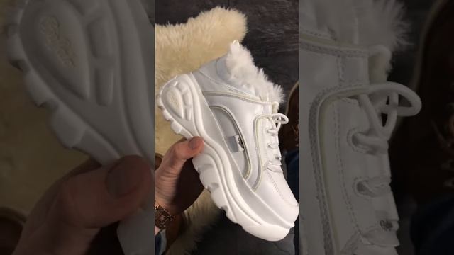 Женские зимние кроссовки Buffalo London White Fur белые Буффало смотреть онлайн