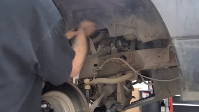 Front Shocks on a 2006 Ford Ranger 4x4 смотреть онлайн