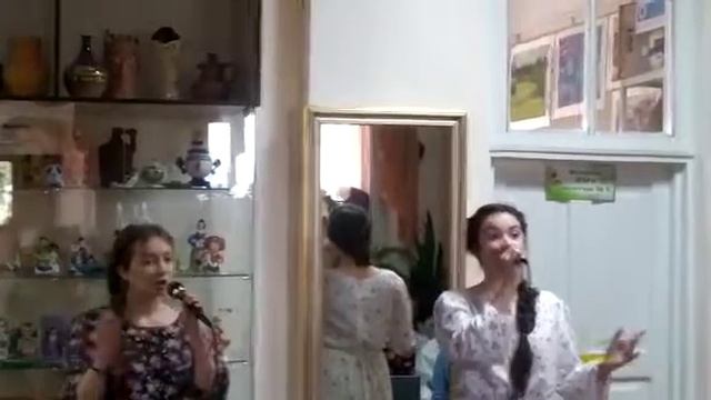 "Гляжу в озера синие".Мария и Ксения Кузнецовы. Выступление на юбилее художественной школы. смотреть онлайн