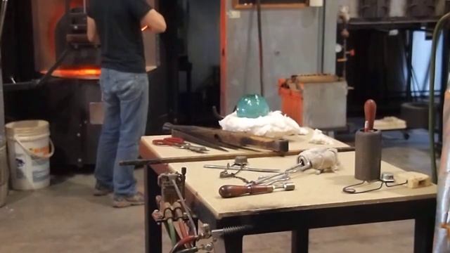 USA: США: ДЕЛАЮТ НОВОГОДНИЙ ШАР НА СТЕКОЛЬНОЙ ФАБРИКЕ США смотреть онлайн