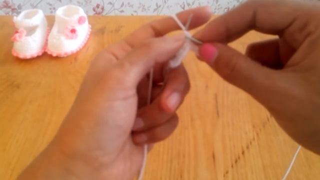 Вязание спицами. Пинетки туфельки для маленькой золушки часть1 смотреть онлайн