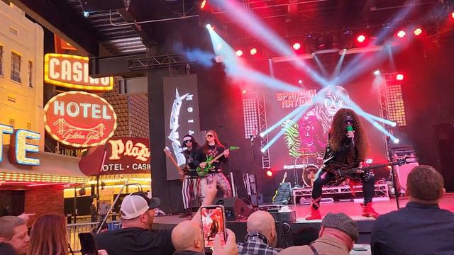 Twisted Sister. We're Not Gonna Take It! смотреть онлайн