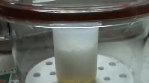 Дегазация эпоксидной смолы в вакуумной камере.