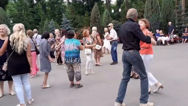 КИС-КИС-КИСА! ТАНЦЫ В ПАРКЕ ГОРЬКОГО ХАРЬКОВ СЧАСТЛИВЫЕ ДНИ смотреть онлайн