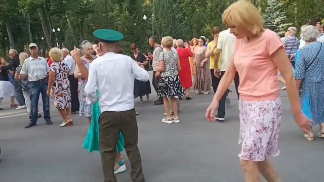 Я і Сара - кльова пара!!!??Танцы в парке Горького!!!??Харьков 2021 смотреть онлайн