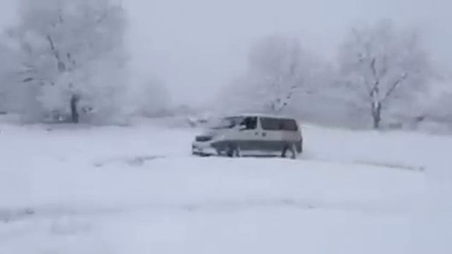 TOYOTA GRAND HIACE SNOW DRIFT смотреть онлайн