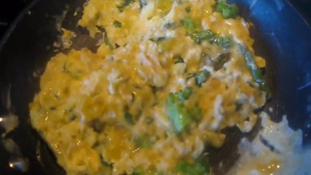 BFL Breakfast - Scrambled Eggs with Spinach, Broccoli, Asparagus and Cheese смотреть онлайн