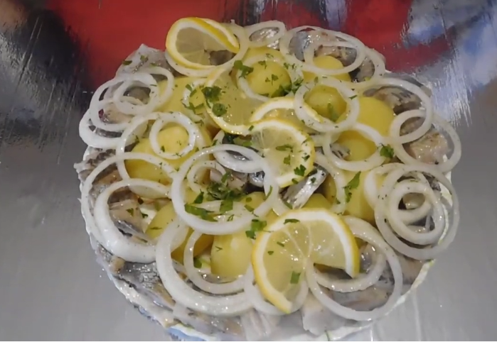 Маринованная сельдь с картофелем, приготовление , кухня крош.