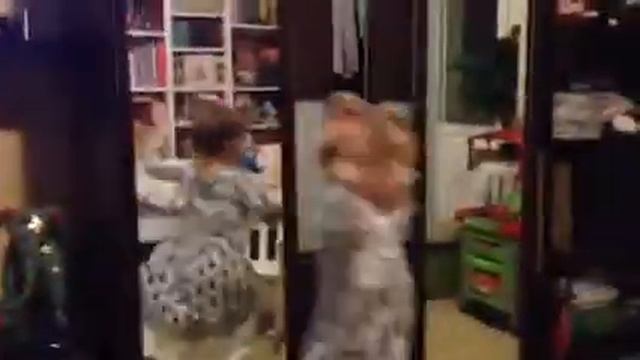 Стефания поет песню Эльзы из Холодного Сердца смотреть онлайн