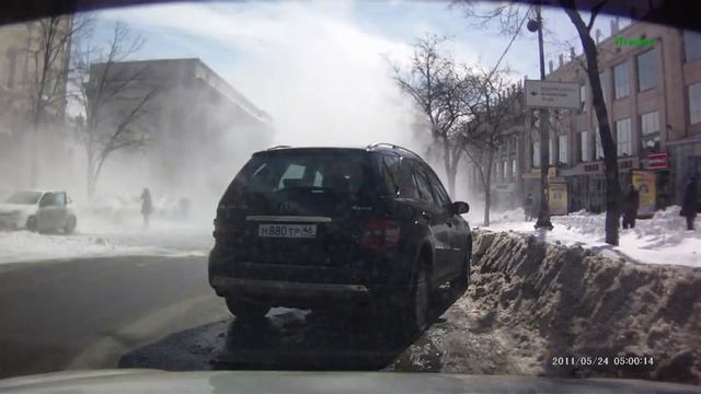 В Курске, лавина снега упала с крыши на авто смотреть онлайн