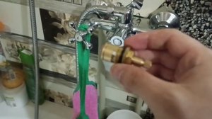 Ремонт смисителя в ванной. Замена кран буксы в смесителя для ванны Lebeme.