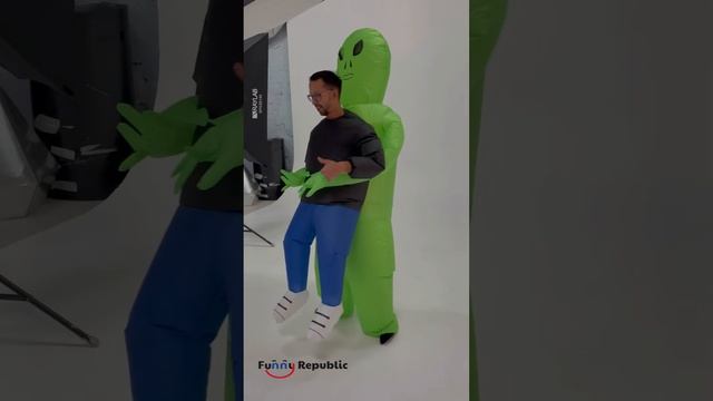 Надувной костюм "Похищение пришельцем" смотреть онлайн