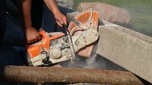 Working Stihl TS400 saw cutting cement blocks / Работа бензореза STIHL TS400 Резка цементных блоко смотреть онлайн