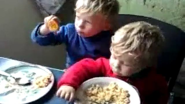 Танец самбы за столом. смотреть онлайн